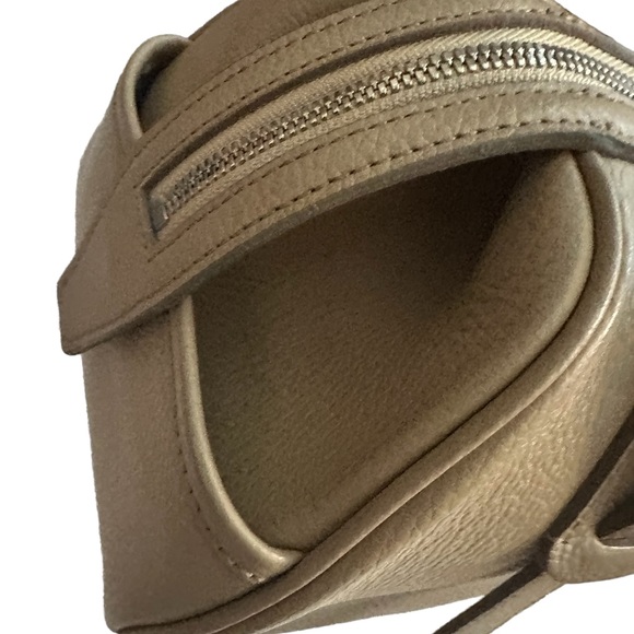 BURBERRY Leather Handbag with 2 side pockets EUC Silver hardware - Picture 3 of 15